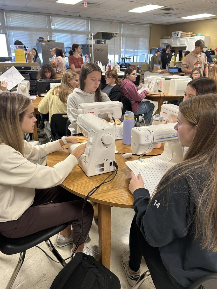  A large group of students engaging in their Fabrics and Fashion class. 